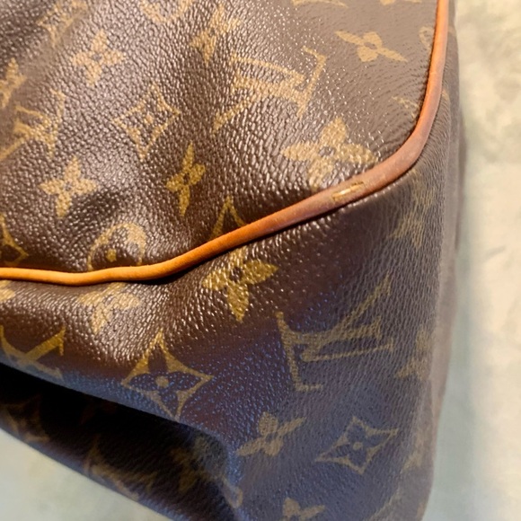 LOUIS VUITTON Batignolles Vertical Monogram
Canvas Tote Bag - Picture 4 of 14